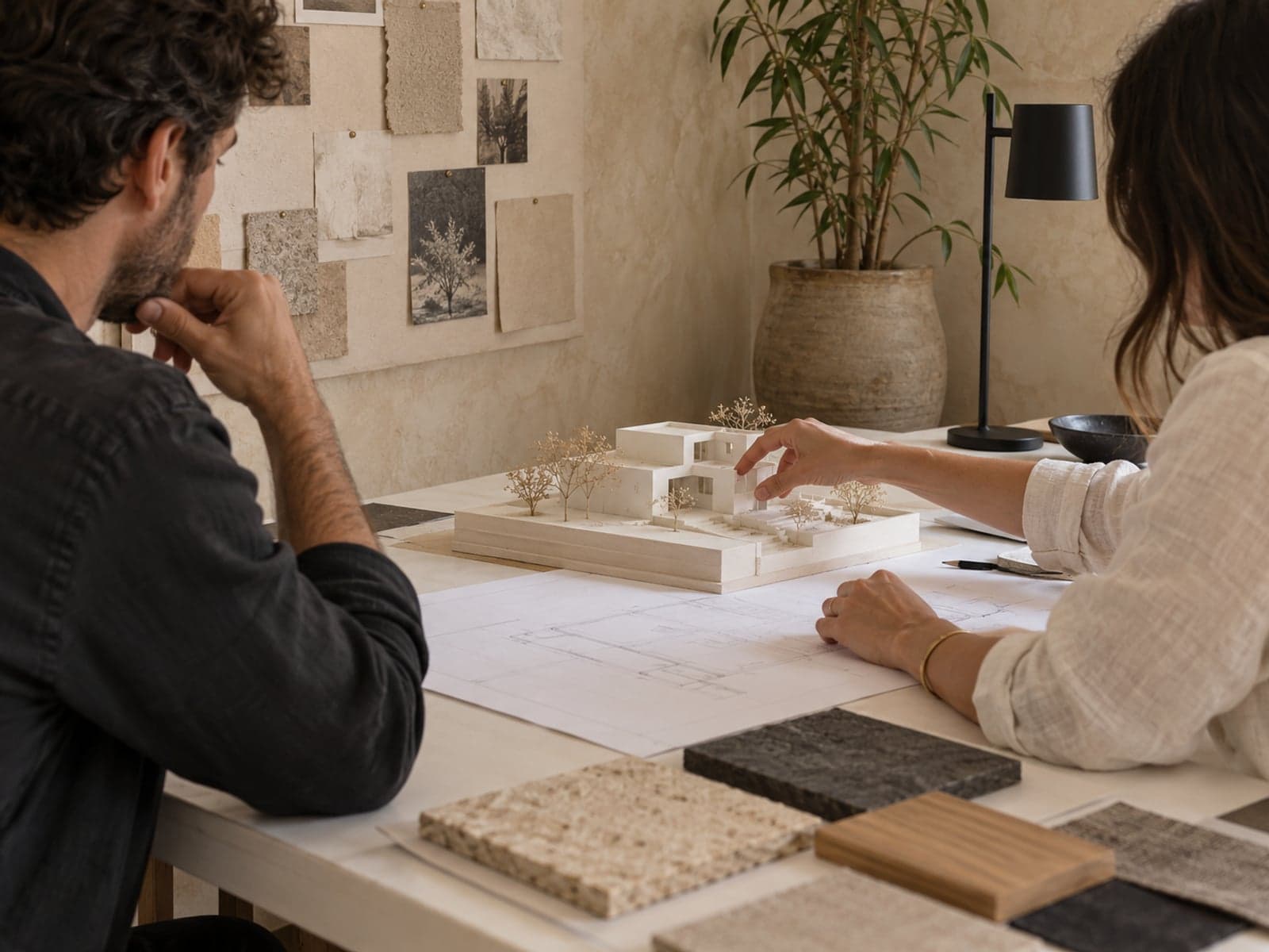 Primera reunión con un cliente en un estudio de arquitectura