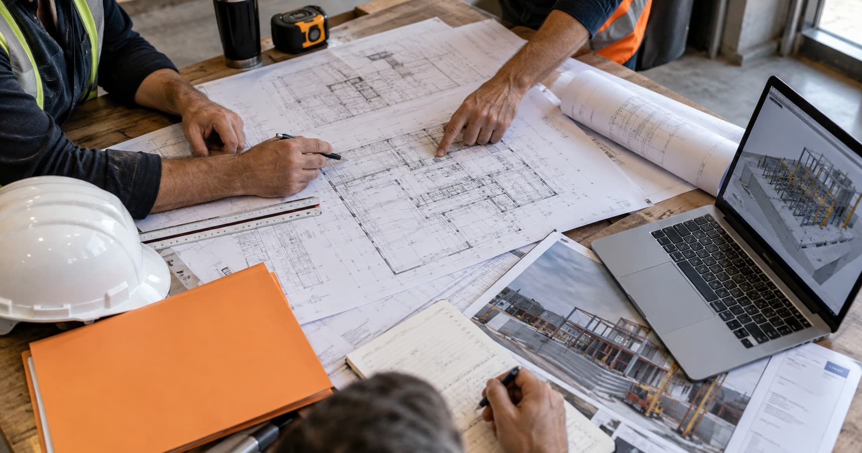 Qué es el marketing B2B en construcción: reunión del comité de compra revisando una propuesta